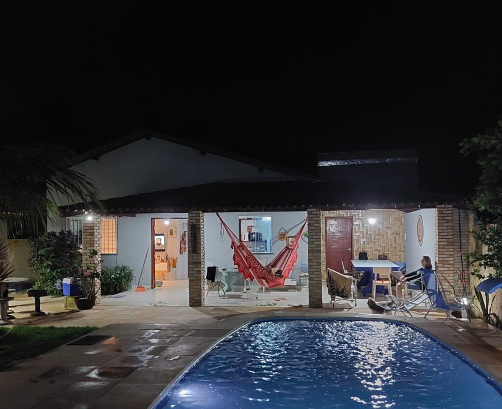 Casa com piscina e rede em Barra Grande PI. Ambiente aconchegante para momentos de descanso ao ar livre.