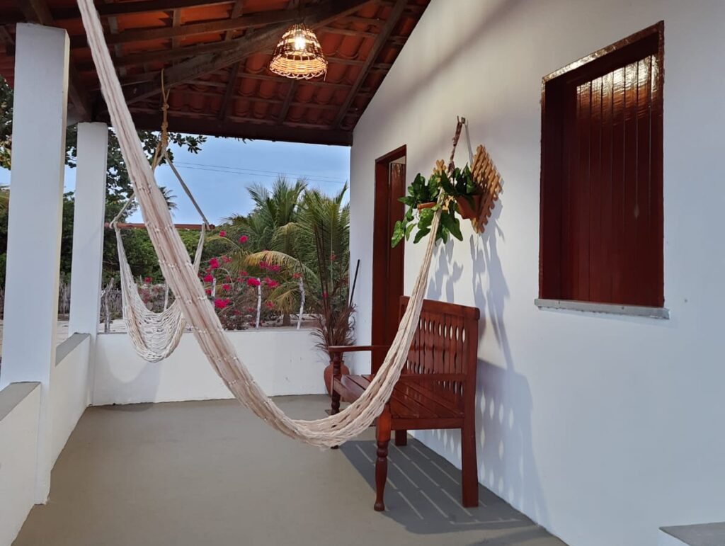 Casa com varanda e redes em Morro Branco PI.