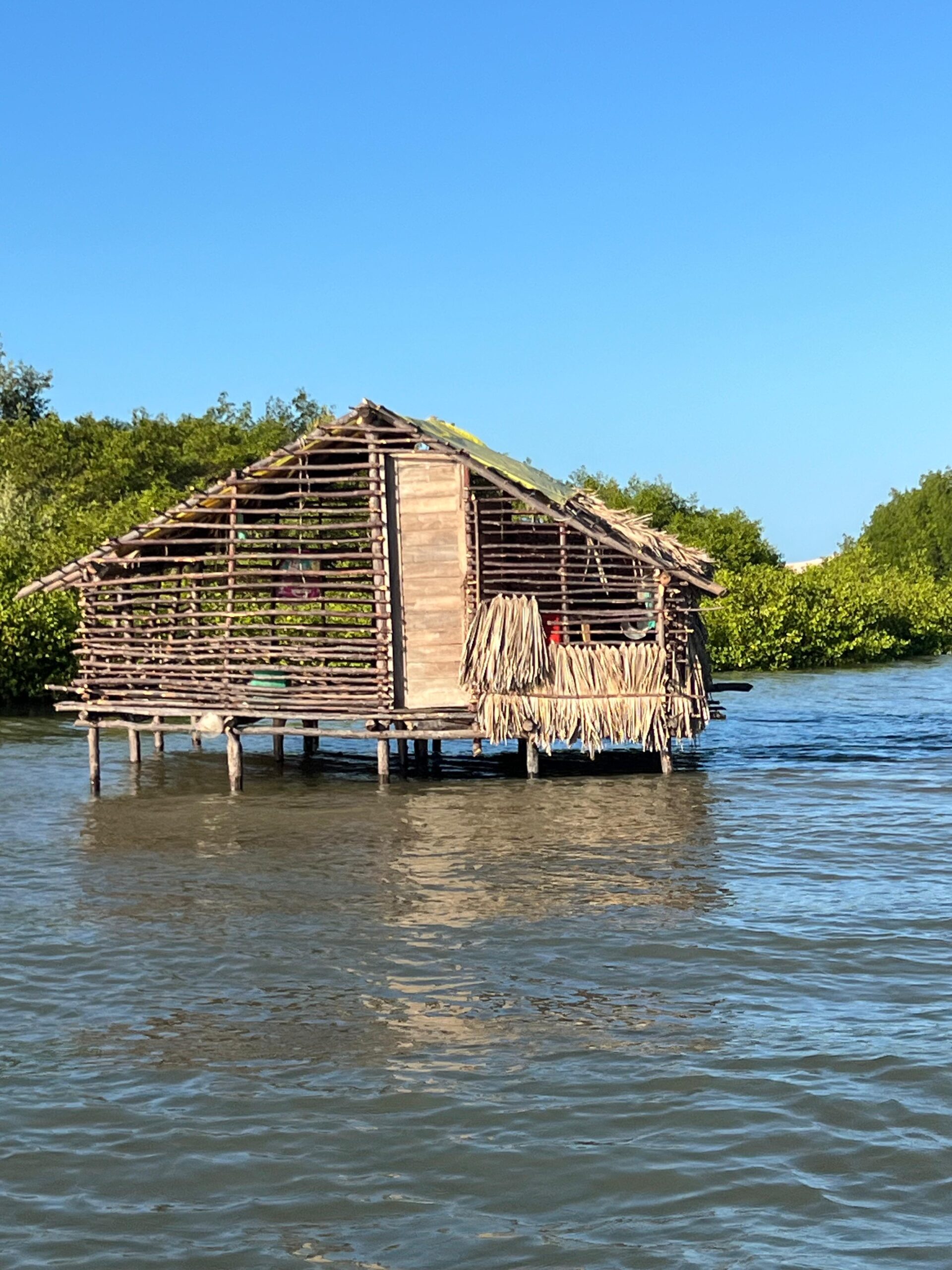 Palafita localizada no Delta do Parnaíba, destino natural que representa o terceiro maior delta oceânico do mundo e o único delta das Américas que deságua em mar aberto, formando um cenário único de ilhas, manguezais e dunas.