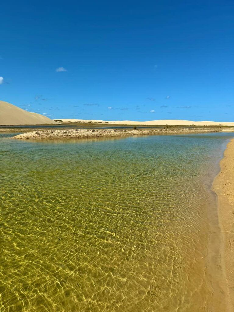 Lagoa do Tibas, destino turístico popular por suas águas cristalinas em meio às montanhas de areia de Luís Correia.