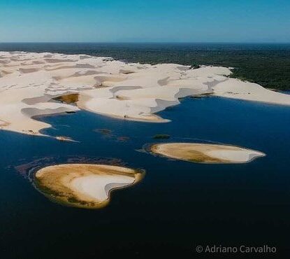 Lagoa do Portinho, ponto turístico do Piauí e famoso por suas águas calmas e dunas ao redor, atraindo visitantes em busca de natureza e aventura.