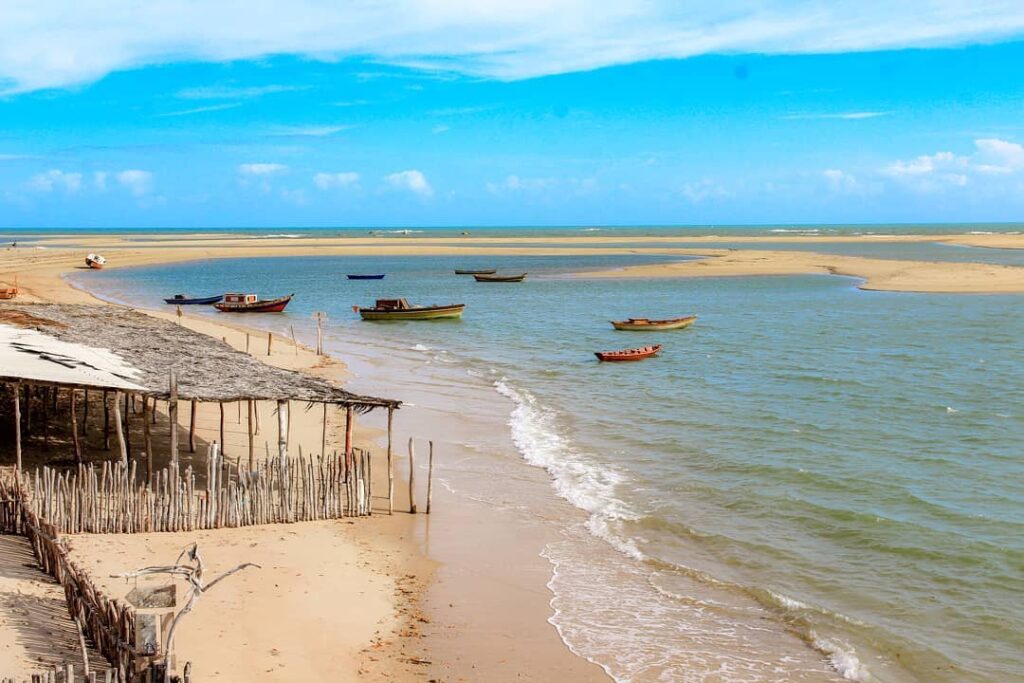 Praia de Macapá, destino tranquilo e com opções de bares e restaurantes rústicos à beira-mar.