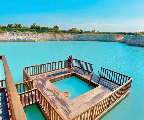 Buraco Azul, lagoa artificial popular pela cor azul-turquesa de sua água e pela infraestrutura que oferece para visitantes, incluindo decks de madeira, restaurantes e redes suspensas sobre a água.