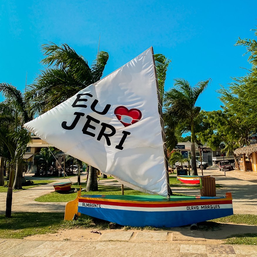 Escultura localizada na vila de Jericoacoara, no Ceará, um destino turístico popular conhecido por suas belezas naturais.