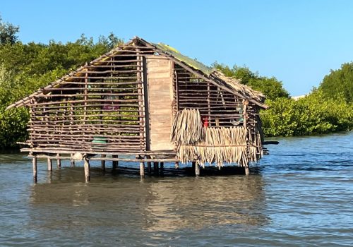 Palafita localizada no Delta do Parnaíba, destino natural que representa o terceiro maior delta oceânico do mundo e o único delta das Américas que deságua em mar aberto, formando um cenário único de ilhas, manguezais e dunas.