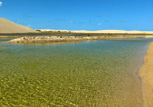 Lagoa do Tibas, destino turístico popular por suas águas cristalinas em meio às montanhas de areia de Luís Correia.